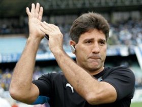 Na mira do Santos, atacante garante permanência no Grêmio