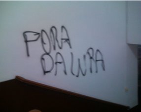 É crise? Torcida da Lusa picha muros contra dirigentes e técnico