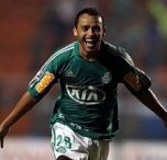 Artilheiro, volante sofre pancada no pé e preocupa Palmeiras