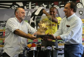 Botafogo dá luva dourada a Jefferson por seus 300 jogos 2 0002048086798 img