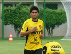 Série C: Santa Cruz acerta com argentino dispensado pelo Sport