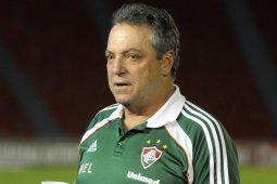 Abel Braga testa meia entre os titulares do Fluminense