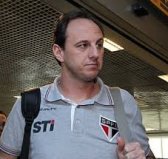 Treinador desmente atrito de goleiro com camisa 9; Rogério Ceni também falou