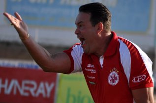 Negociação com time da Série C mela e lateral volta ao América-RN