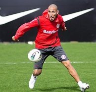 Ídolo do Inter aceita proposta e deve fechar com o Vasco