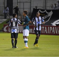 Zagueiro de time da Série B joga garrafa de água contra torcida