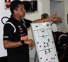 Claudinei repete escalação do Santos para pegar líder do Brasileirão