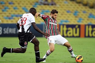 Técnico critica zaga do Flu e centrovante se desculpa por agressão