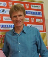 De olho no mercado, Amauri Knevitz tem acompanhado jogos no Brasil 3 0002048088162 img