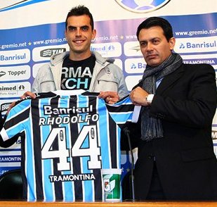 Ex-zagueiro do São Paulo chega ao Grêmio prometendo conquistar torcida