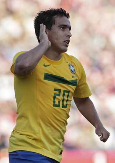 Camisa 10 se diz envergonhado com momento do São Paulo