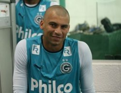 De olho em vaga no time, atacante do Goiás vive momento especial