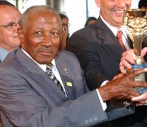 Homenagens marcam enterro de Djalma Santos em MG 3 0002048088955 img