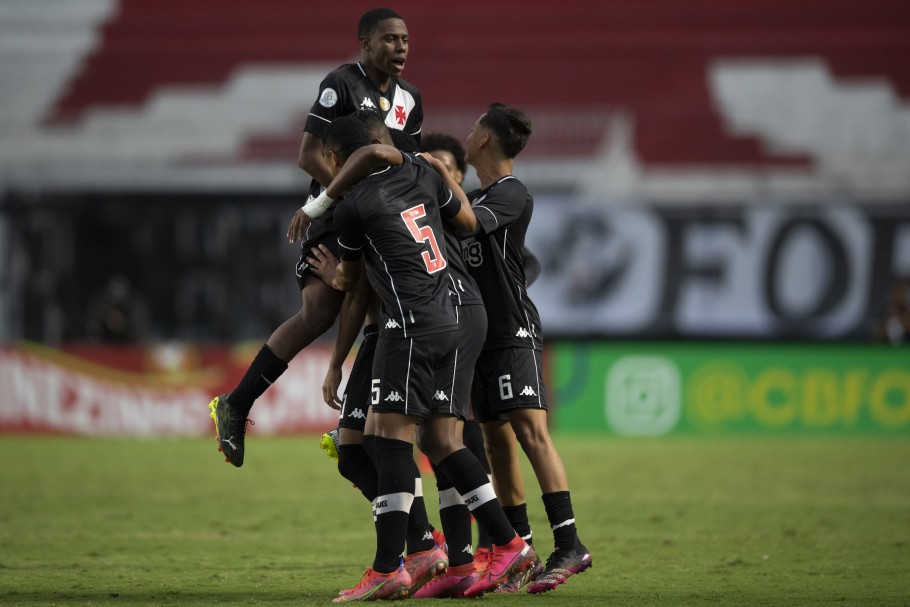 BRASILEIRO SUB 17: Vasco vence Flamengo e abre vantagem na final