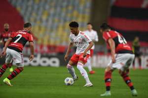 Éverton Ribeiro vê jogo atípico do Flamengo em derrota contra Inter e alfineta arbitragem