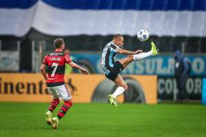 Rafinha culpa 'erros infantis' por goleada sofrida pelo Grêmio: 