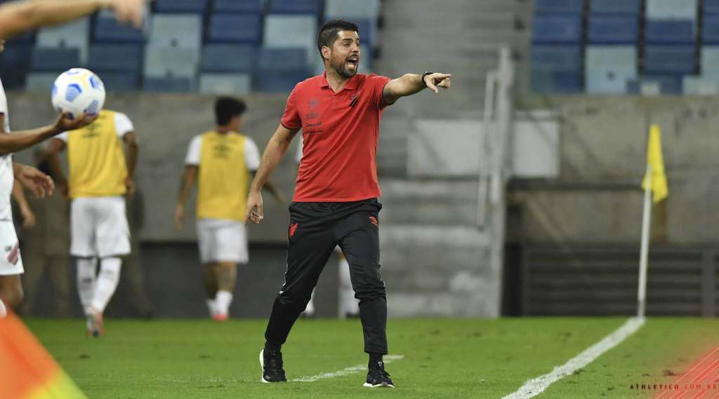 Após novo revés no Brasileirão, técnico do Athletico promete dar resposta na Sul-Americana