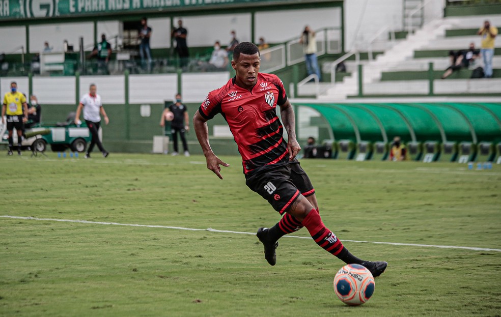 Atlético-GO anuncia saída de atacante emprestado pelo Santos