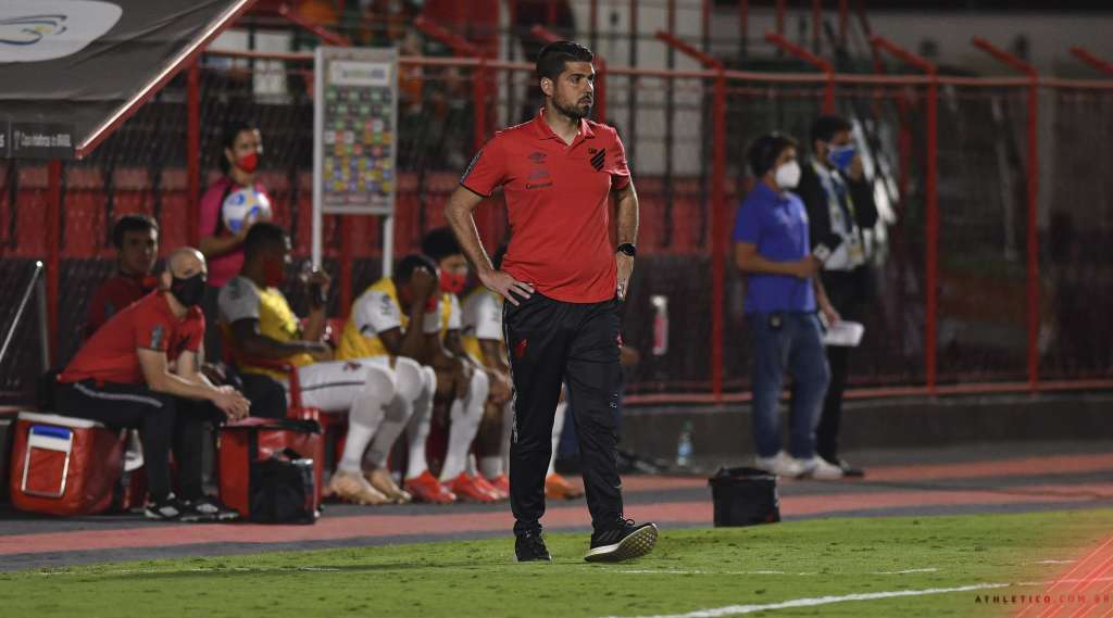 Copa do Brasil: António Oliveira alfineta arbitragem, mas comemora classificação do Athletico: “Objetivo alcançado”