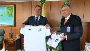 Sem máscara, Bolsonaro encontra dirigentes do Botafogo: 