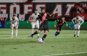 Atlético-GO 2 x 2 Athletico - Furacão segura rival e carimba vaga às quartas de final