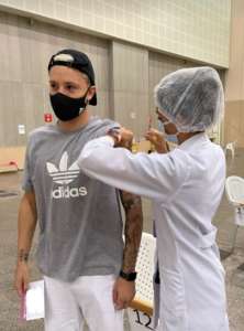 Lucas Crispim, ex-Guarani, recebe a primeira dose da vacina contra a Covid-19