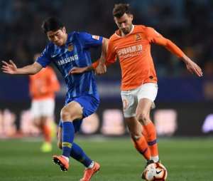 Léo Baptistão rescinde contrato na China e vira alvo de time do Brasileirão