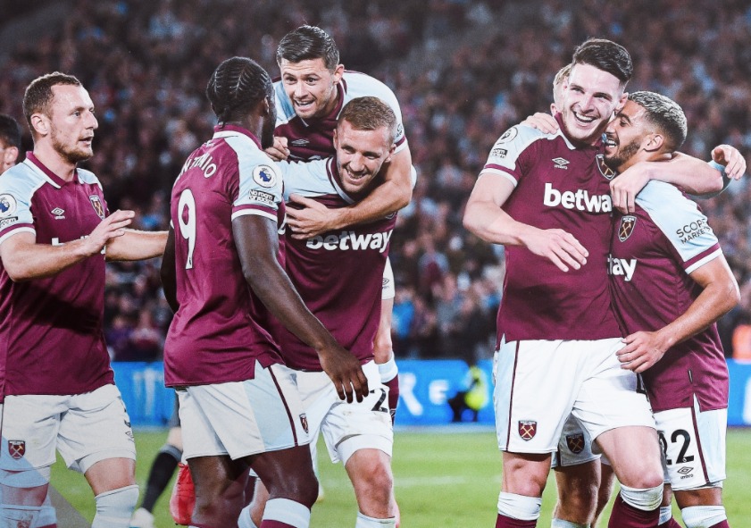 INGLÊS: West Ham goleia o Leicester e continua 100%