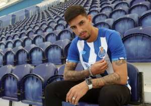 Porto anuncia contratação de lateral do Internacional