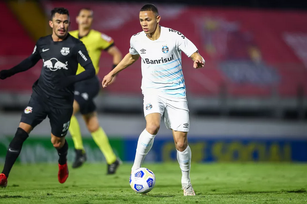 Vanderson não esconde tristeza após nova derrota do Grêmio: ‘Só trabalhando muito’