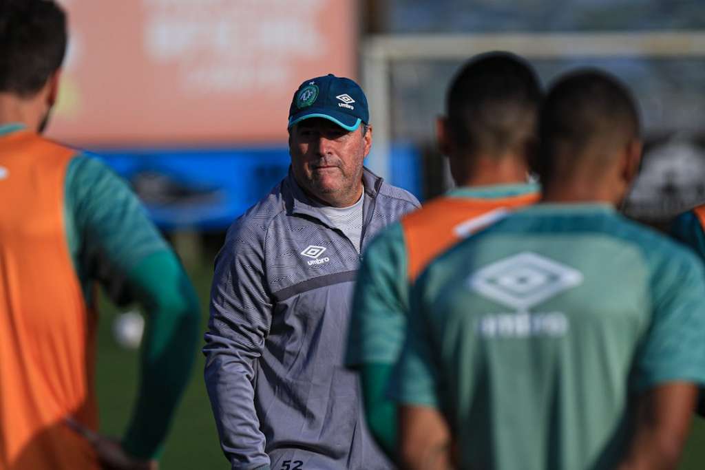 Pintado estreia com a missão de dar a primeira vitória à Chapecoense e evitar a queda