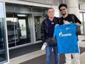 Ex-meia do Red Bull Bragantino, meia da seleção olímpica chega na Rússia e posa com camisa do novo clube