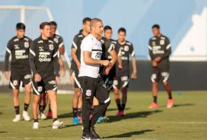 Sylvinho não garante estreias de Renato Augusto e Giuliano no clássico com Santos