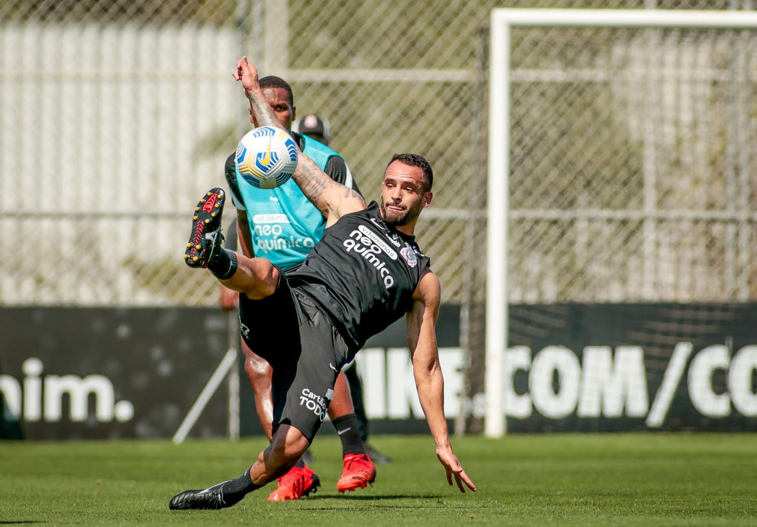 Renato Augusto volta a treinar em campo e deve reforçar Corinthians no domingo