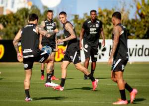 Sylvinho relaciona força máxima e pode repetir escalação do Corinthians