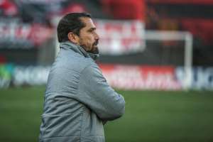 Série B: Mesmo com título do turno, técnico do Coritiba faz cobrança: 