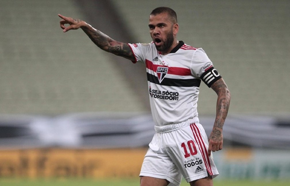 Assessoria de Daniel Alves nega que lateral estava na balada com outros dois jogadores do São Paulo