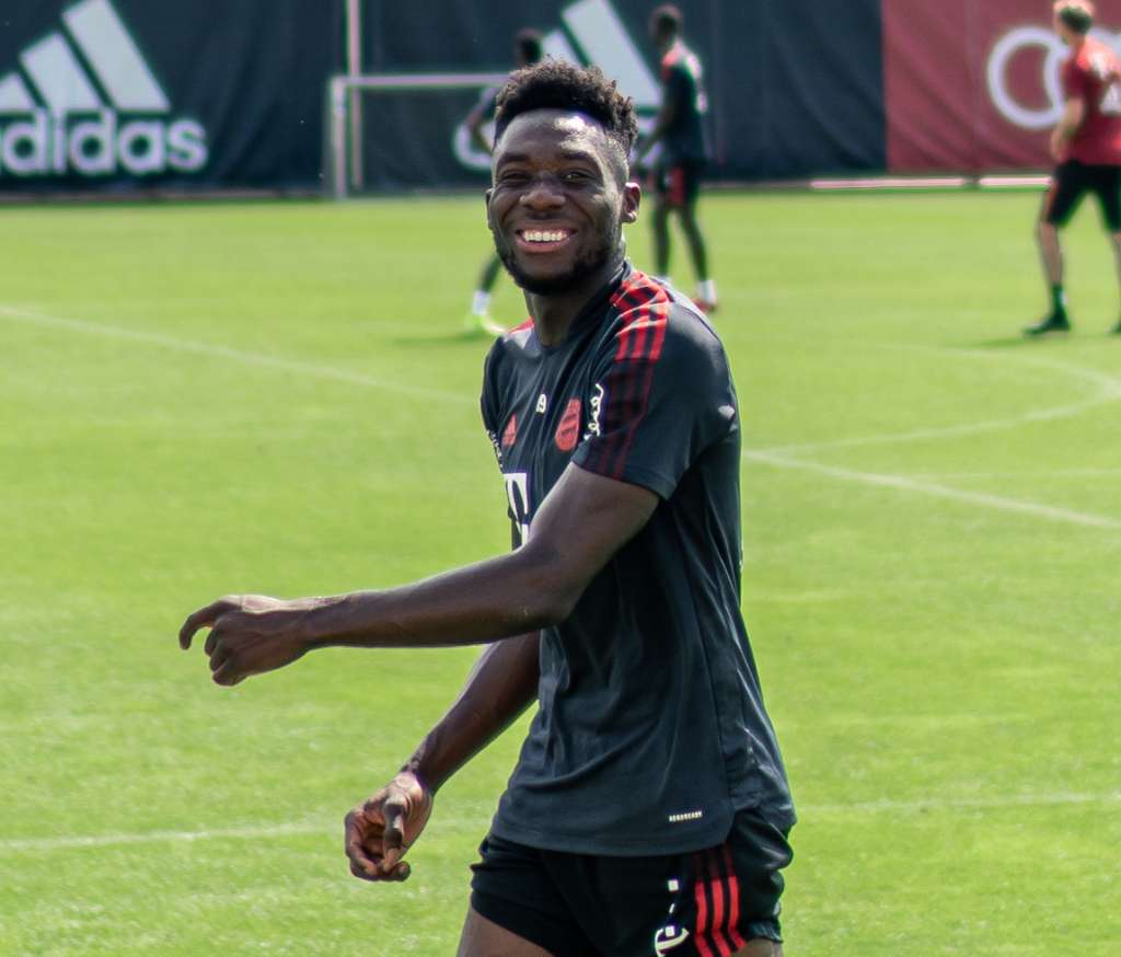 Lateral do Bayern escreve para refugiados paralímpicos: ‘O time mais corajoso’