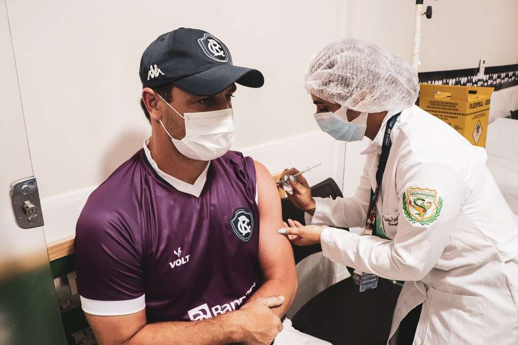 Com direito a volante ‘com medo’ de agulha, elencos do Paysandu e Remo são vacinados contra Covid-19
