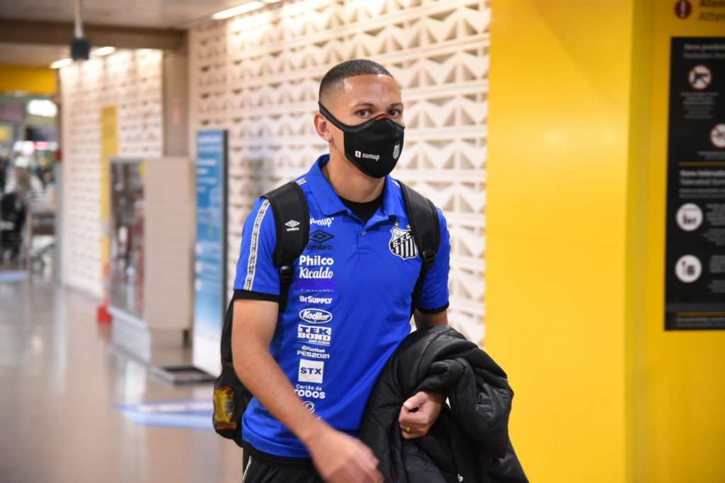 No embalo da Copa do Brasil, Santos encara o lanterna por evolução no Brasileirão