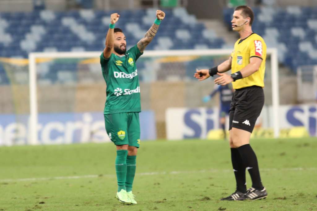 O bom filho…Cuiabá anuncia o retorno do atacante Clayson
