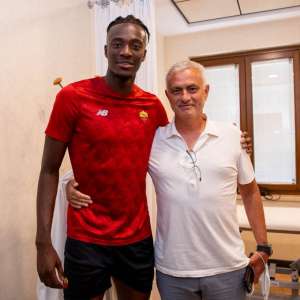 Italiano: A pedido de Mourinho, Roma contrata o atacante do Chelsea