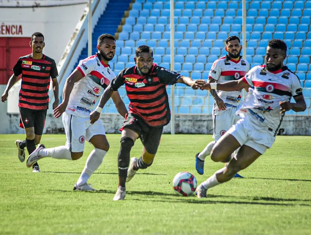 Na Série D, técnico derruba jogador adversário durante jogo e leva cartão amarelo. Veja o vídeo