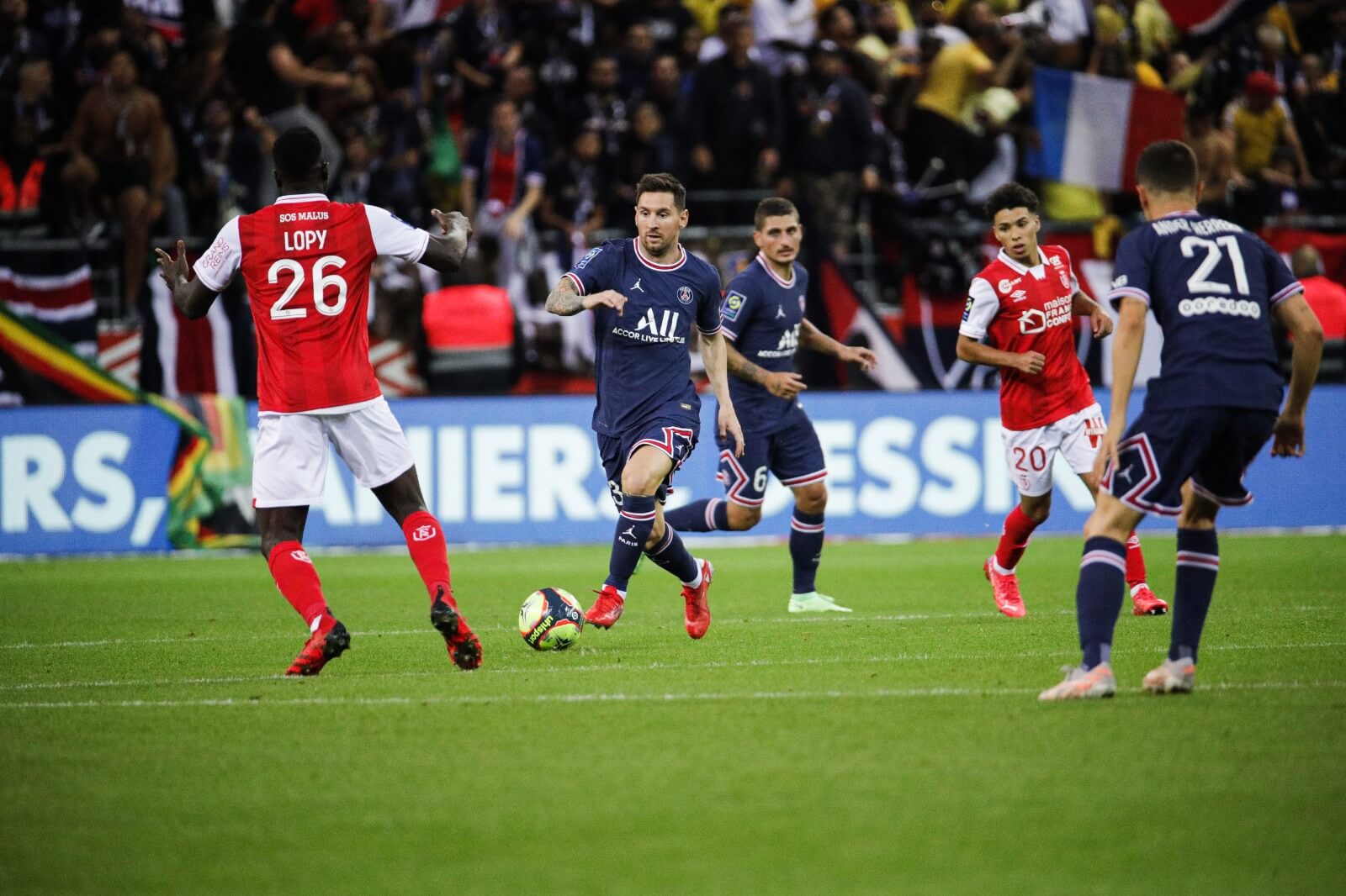 FRANCÊS: Na mira do Real, Mbappé rouba a cena em vitória do PSG no dia da estreia de Messi