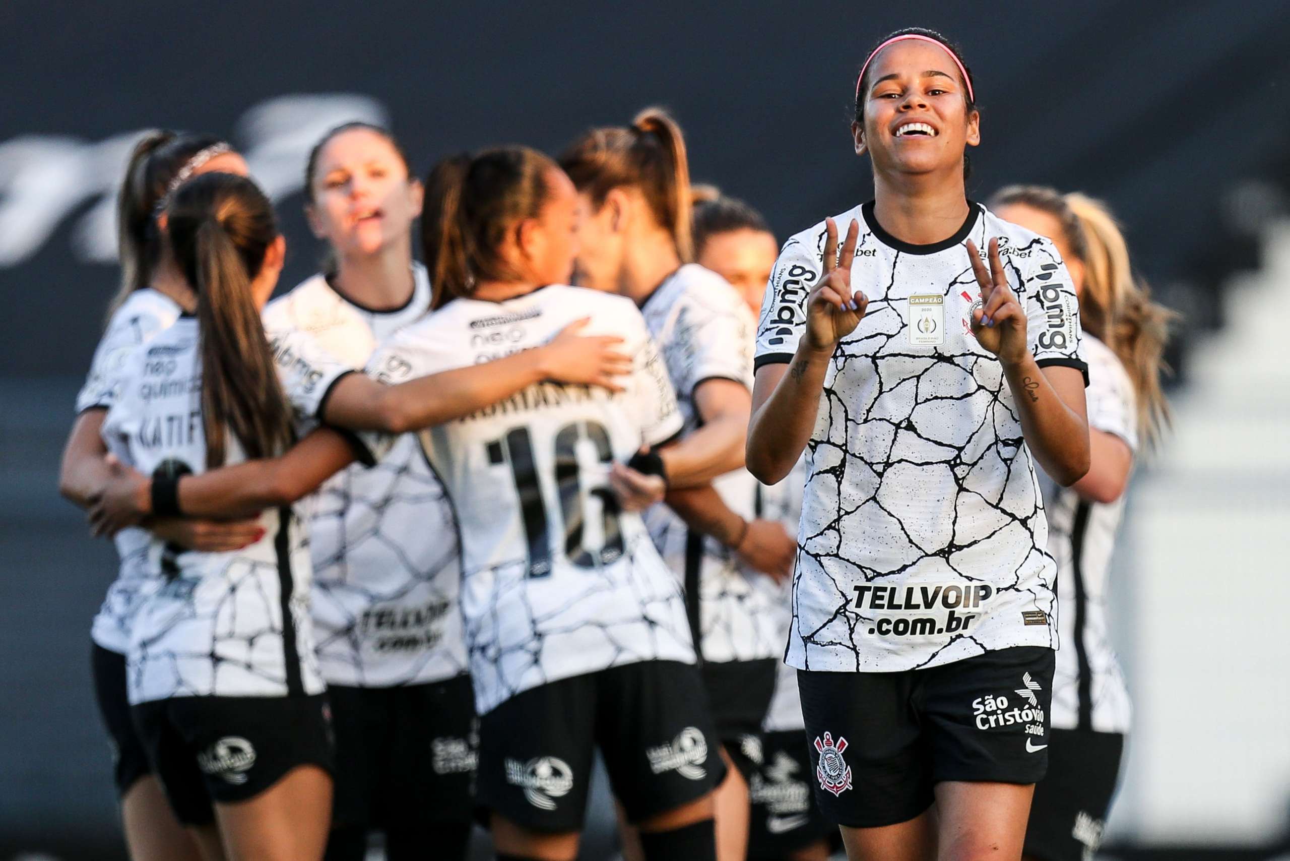 BRASILEIRÃO FEMININO: Corinthians goleia novamente, garante vaga e espera Santos ou Ferroviária