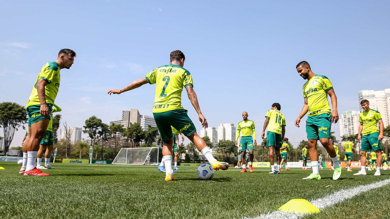 Em recuperação, lateral Jorge treina com bola pela 1ª vez no Palmeiras
