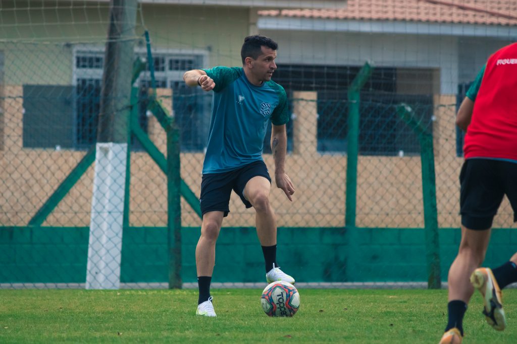 Série C: Figueirense anuncia experiente lateral que estava em time do Brasileirão