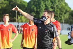 Série B: Confiança tenta tirar técnico de líder da Série C