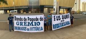 Torcida do Grêmio protesta na chegada do time em Cuiabá: 