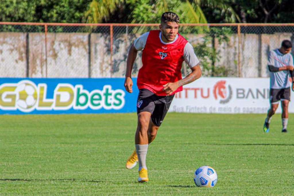 Série C: Meia projeta duelo direto e quer vitória para o Ferroviário voltar ao G4